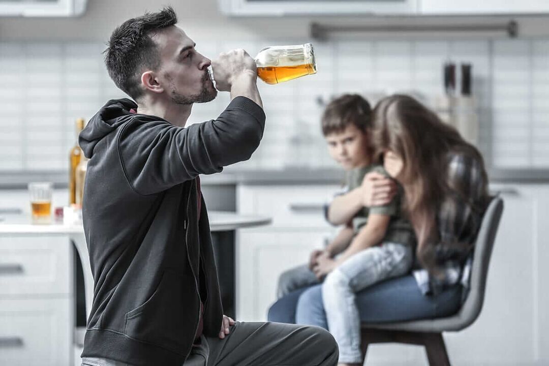 Ο ανδρικός αλκοολισμός μπορεί να καταστρέψει μια οικογένεια